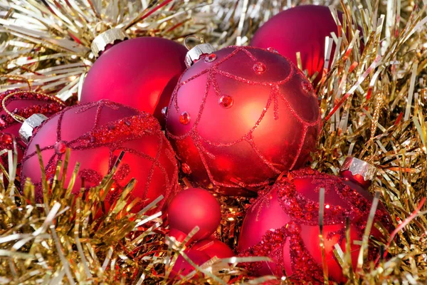 Christmas Decoration czerwone kulki choinkowe jako tło — Zdjęcie stockowe