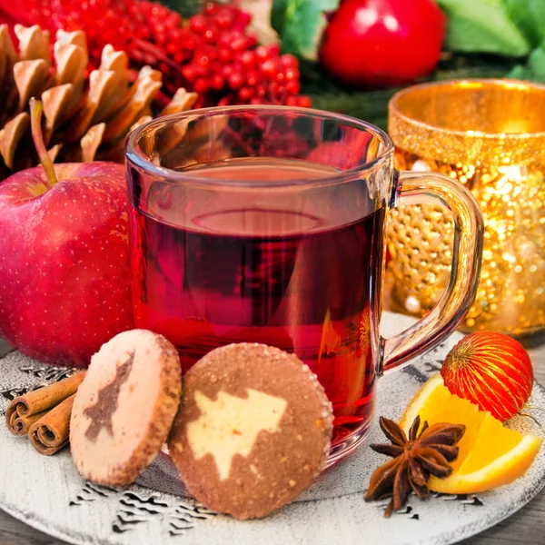 Vino brillante de Navidad con galletas horneadas y decoración de Navidad —  Fotos de Stock