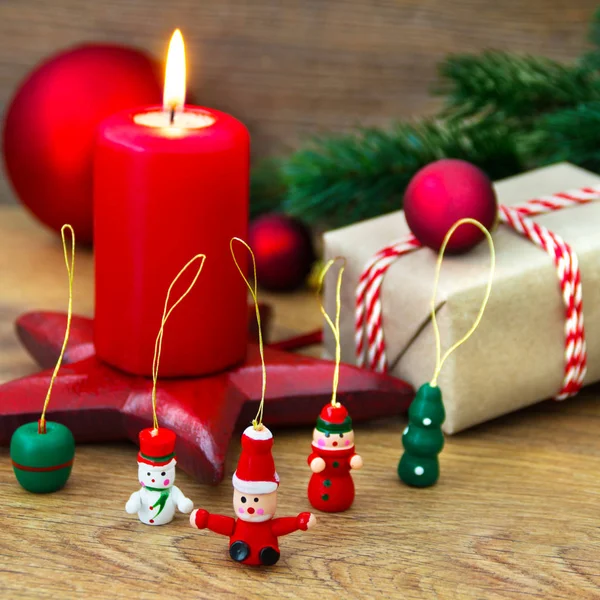 Ozdoba świąteczna z prezentem i świecą — Zdjęcie stockowe