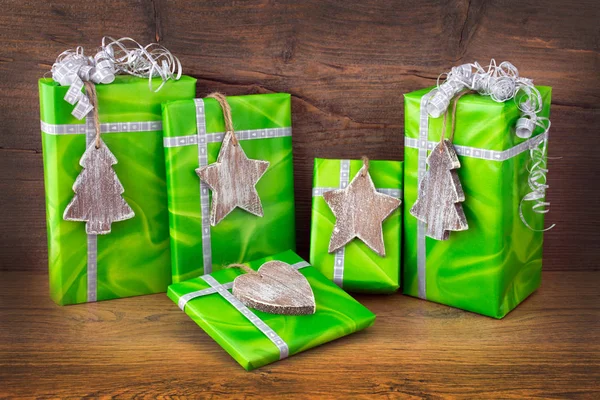 Boże Narodzenie zielone prezenty na tle drewna — Zdjęcie stockowe
