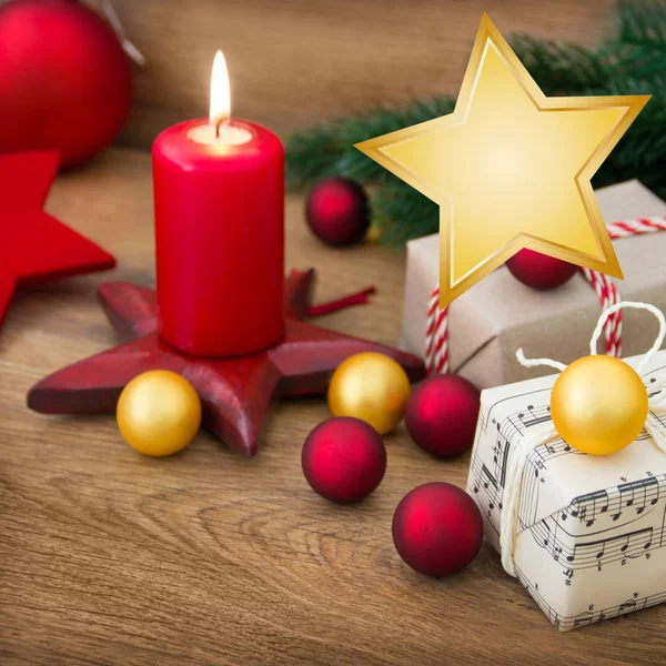 Świąteczne świece dekoracji z akcesoriami świątecznymi i prezentem — Zdjęcie stockowe