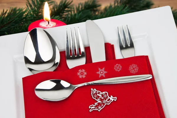 Weihnachtlich dekorierter Tisch mit Besteck und Kerze — Stockfoto