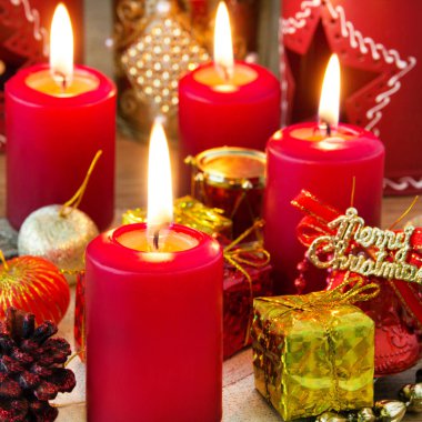 Weihnachten rote Kerzen mit Kerzenlicht and dekoration
