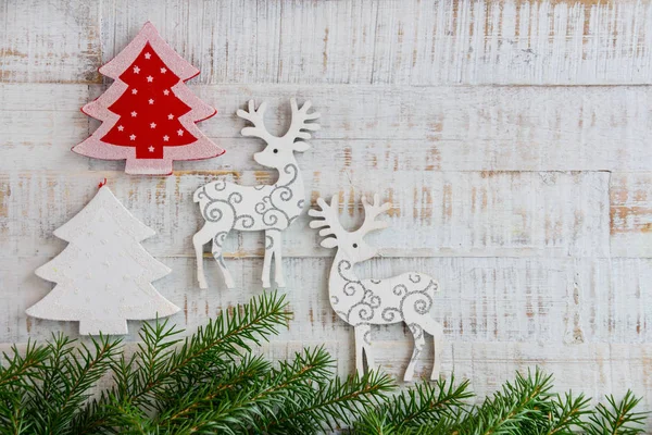 Fondo de madera de Navidad con ramas de abeto, árbol de Navidad y — Foto de Stock