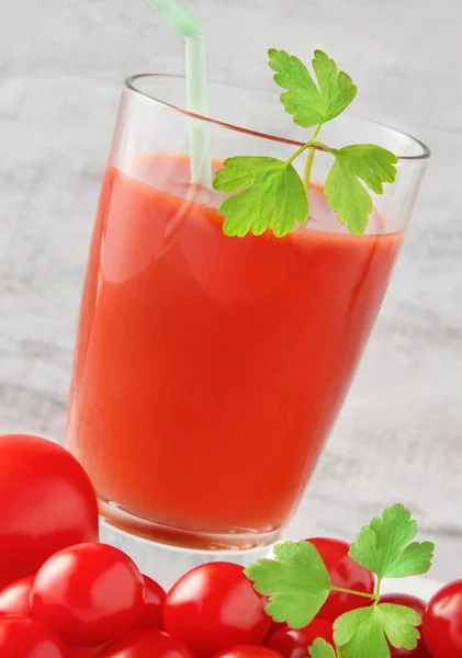 Tomatensaft mit Tomaten im Glas — Stockfoto