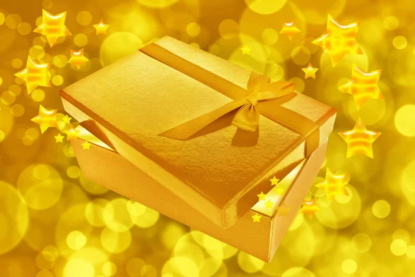 Caja de regalo de oro con estrellas en bokeh dorado —  Fotos de Stock