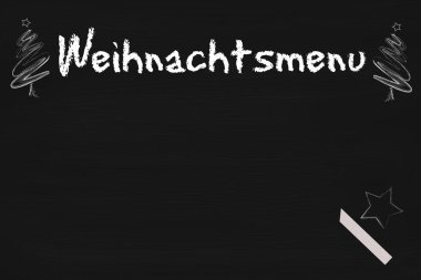 Beyaz arkaplanda tebeşir tablosu Noel menüsü