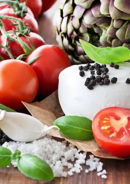 Mozzarella und Gemüse mit Kräutern — Stockfoto