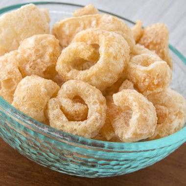 Cam bir kasede domuz pirzolası.