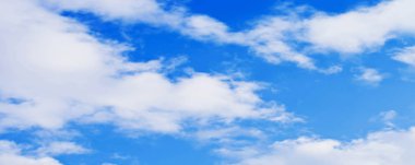 Mavi gökyüzü ile beyaz bulutlar, güneş #