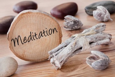 Meditasyon metni ve dekorasyonu olan ahşap disk