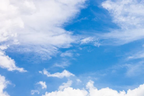 Blå himmel landskap — Stockfoto