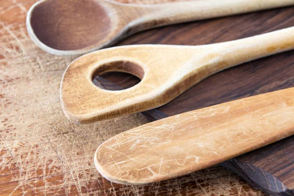 Cuchara de cocina de madera sobre fondo de madera — Foto de Stock