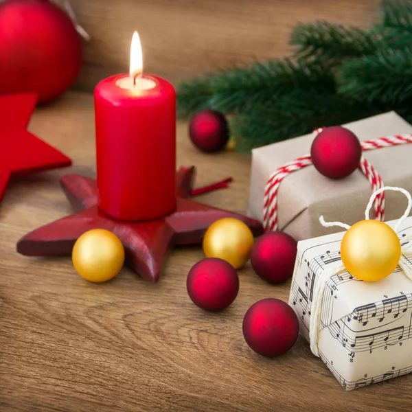 별 과 촛불이 담긴 크리스마스 선물 — 스톡 사진