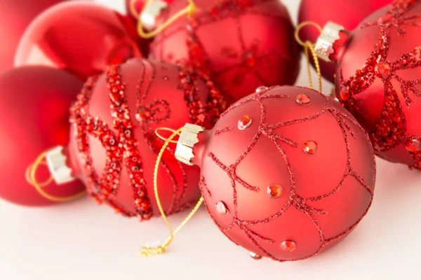 Boże Narodzenie tło z czerwonymi kulkami choinkowymi — Zdjęcie stockowe