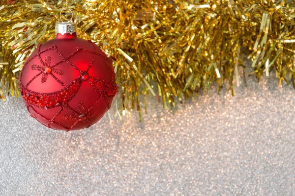 Boże Narodzenie tło z brokatu i czerwone choinki piłkę — Zdjęcie stockowe