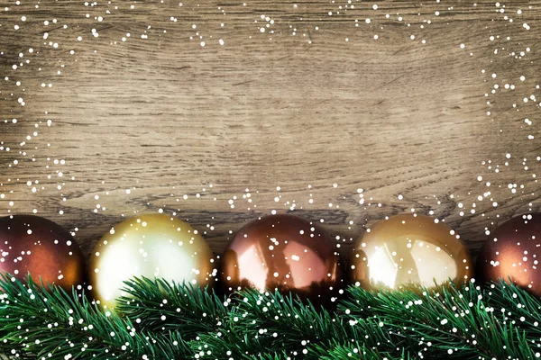 Ozdoby świąteczne z jodłą na drewnianym tle — Zdjęcie stockowe