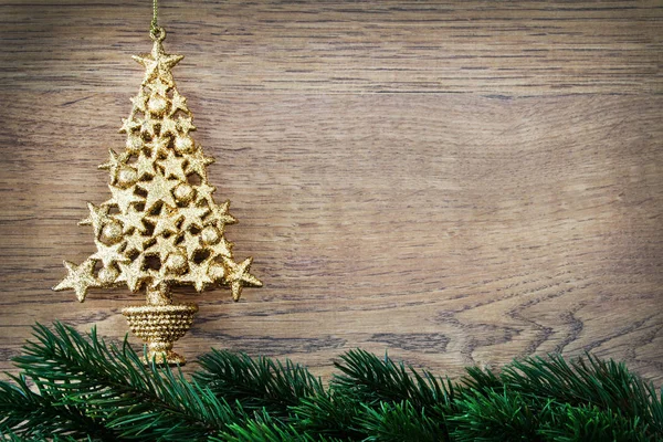 Decoración de Navidad glorioso árbol de oro sobre fondo de madera — Foto de Stock