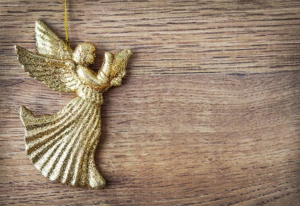 Vánoční dekorace slavné zlaté anděly na pozadí dřeva — Stock fotografie