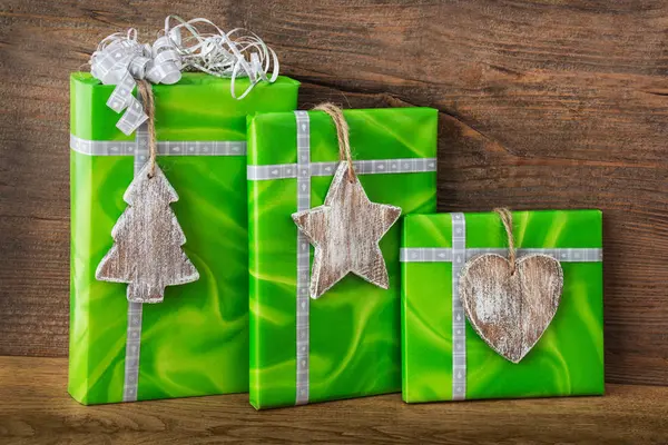 Boże Narodzenie zielone prezenty na tle drewna — Zdjęcie stockowe
