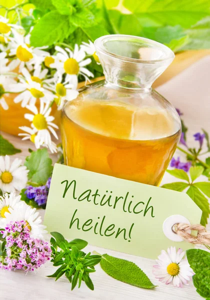 Немецкий натуральный целебные травы и масло с ромашкой крупным планом — стоковое фото