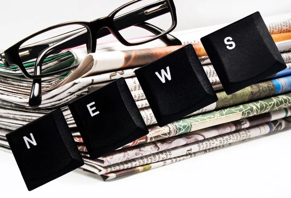 Tidningar med glasögon Nyheter som bakgrund — Stockfoto