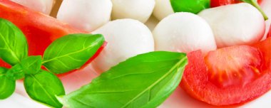 Mozzarella ve otlu domates.