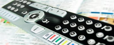Arkaplan olarak televizyon gazetesi olan uzaktan kontrol