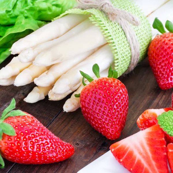 Espárragos blancos frescos con fresas —  Fotos de Stock