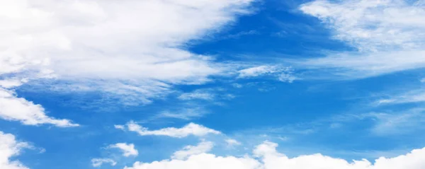 Blå himmel med vita moln och solsken — Stockfoto