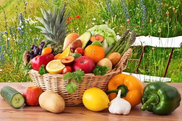 Renkli çiçeklerle, meyve ve sebzelerle dolu bahar çayırı 