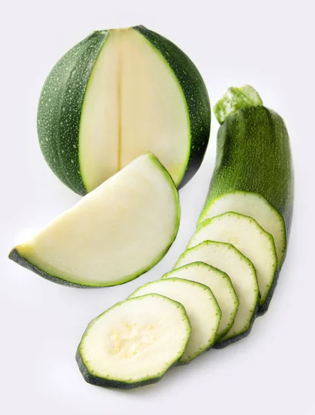 Zucchine tritate su sfondo bianco — Foto Stock