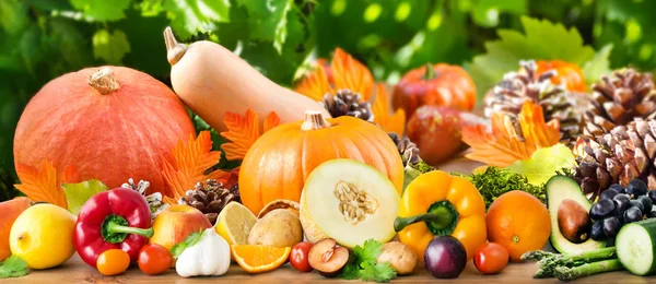 Meyve ve sebze. Balkabağı ve yapraklı sonbahar süsü.