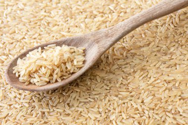 Tahta kaşıkta tam pirinç.