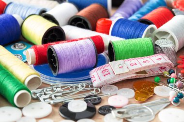 Dikiş takımı ve dikiş ipliği bir arkaplan olarak