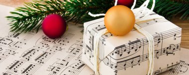 Yılbaşı aksesuarları ve hediyeleriyle Noel süsleme mumları.