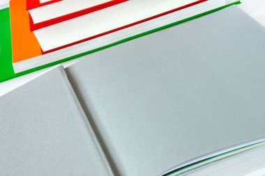 Beyaz arkaplan üzerine kitapçık ithafı