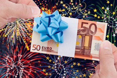 50 Euro 'luk banknotla havai fişek arka planı