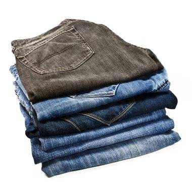 Beyaz arkaplanda izole edilmiş kot yığını