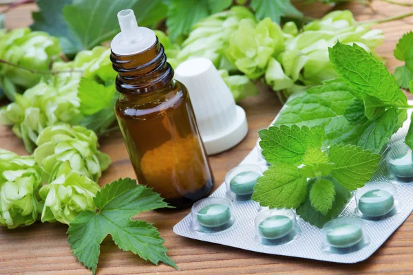 Ahşap bir arka planda sıçramalar ve tabletler 