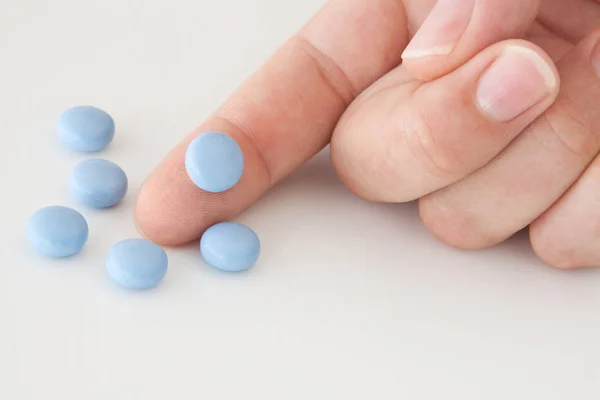 Medicina comprimidos azuis em blister sobre fundo branco — Fotografia de Stock