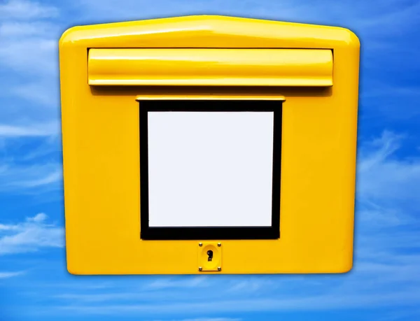 Letterbox giallo su sfondo cielo — Foto Stock