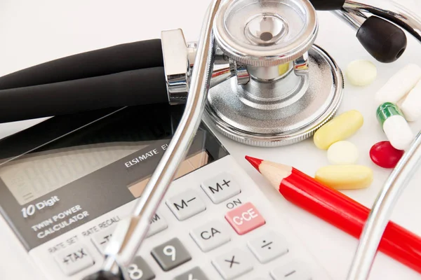 Stetoskop Tabletleri, hesap makinesi ve kırmızı kalem yakın çekim