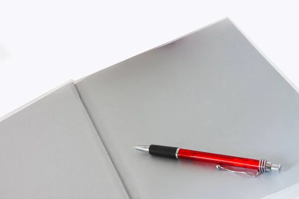 Dedicazione libro con penna a sfera su sfondo bianco — Foto Stock