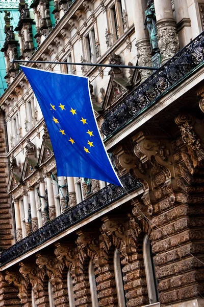 Ayuntamiento de Hamburgo con bandera de la UE detrás — Foto de Stock