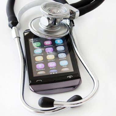 Steoskoplu akıllı telefon beyaz arkaplanda yakın plan görüntüsü