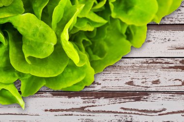 Kopya alanı ile ahşap zemin üzerinde yeşil salata