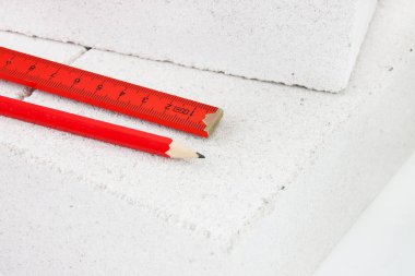 Beyaz arkaplanda katlama kuralı ve tuğlalar