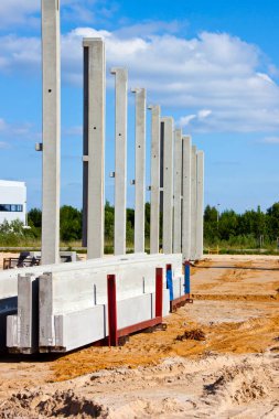Mavi gökyüzü rıhtımı ve beton karıştırıcısı olan inşaat alanı