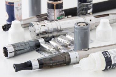 Beyaz arka planda elektronik sigara ekipmanı